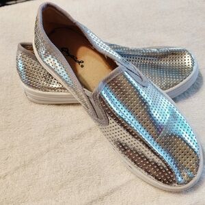 Qupid Women's  Slip On Fashion Sneaker Quilted Silver Size 7 M US